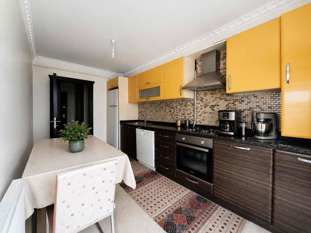 TAŞDELEN MERKEZDE-145 M2-EBEVEYN BANYOLU-3+1 LÜKS ARA KAT