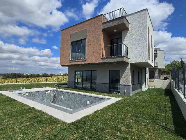 SELIMPAŞA'DA GÜNEY CEPHELİ, SIFIR 4+1 LÜKS VİLLA | 280 M² BRÜT | KREDİYE UYGUN