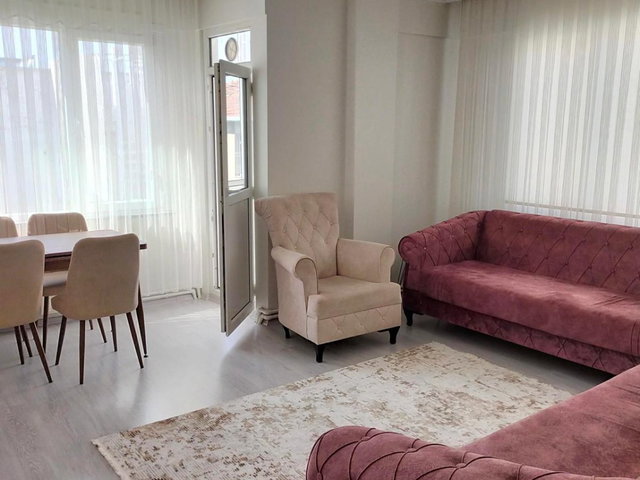 KÜÇÜKÇEKMECE GÜLTEPE MAHALLESİ’NDE METROBÜSE KOMŞU, YENİLENMİŞ 2+1 SATILIK DAİRE