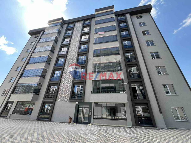 RE/MAX LACİVERT'TEN YILDIZKENT'TE SATILIK 4+1 DAİRE