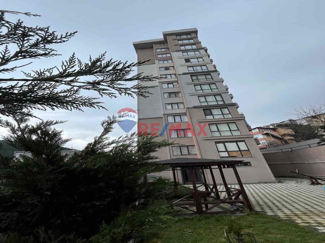 YAKACIK’ DA SİTE İÇERİSİNDE DENİZ VE ORMAN MANZARALI KİRALIK 2+1