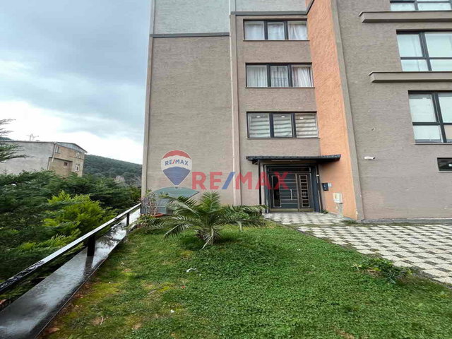 YAKACIK’ DA SİTE İÇERİSİNDE DENİZ VE ORMAN MANZARALI KİRALIK 2+1