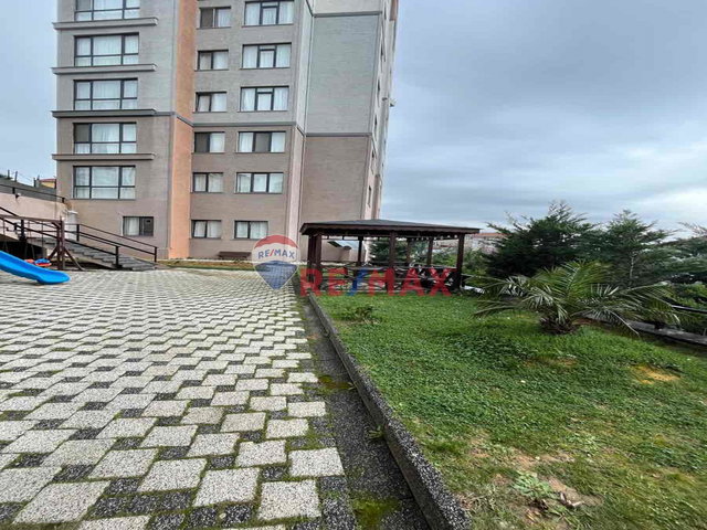 YAKACIK’ DA SİTE İÇERİSİNDE DENİZ VE ORMAN MANZARALI KİRALIK 2+1