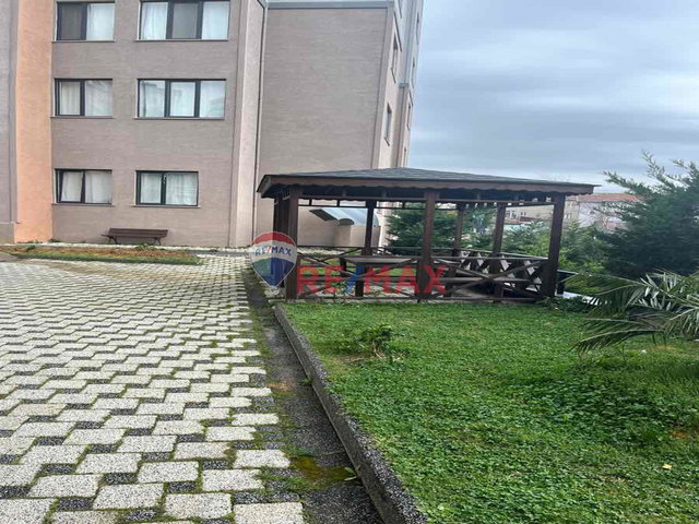 YAKACIK’ DA SİTE İÇERİSİNDE DENİZ VE ORMAN MANZARALI KİRALIK 2+1