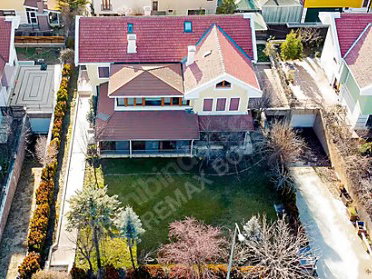 İNCEKTE DOĞAYLA İÇ İÇE BÜYÜK BAHÇELİ SATILIK VİLLA