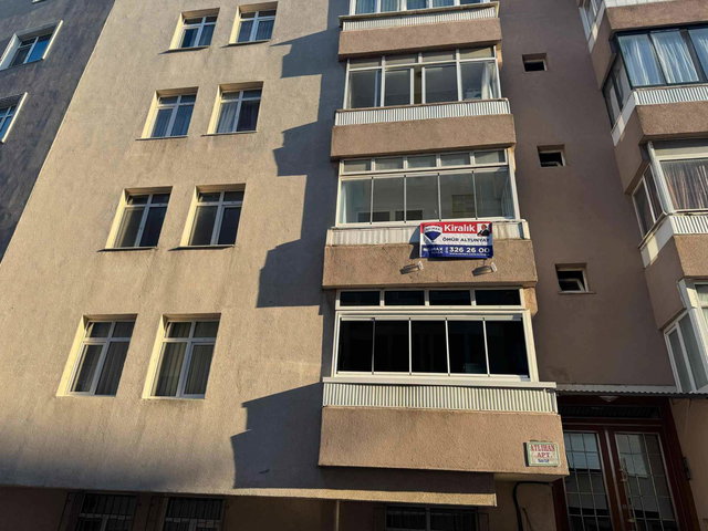 ÜMRANIYE ÇARŞI METROYA YÜRÜME MESAFESINDE 3+1 DAIRE