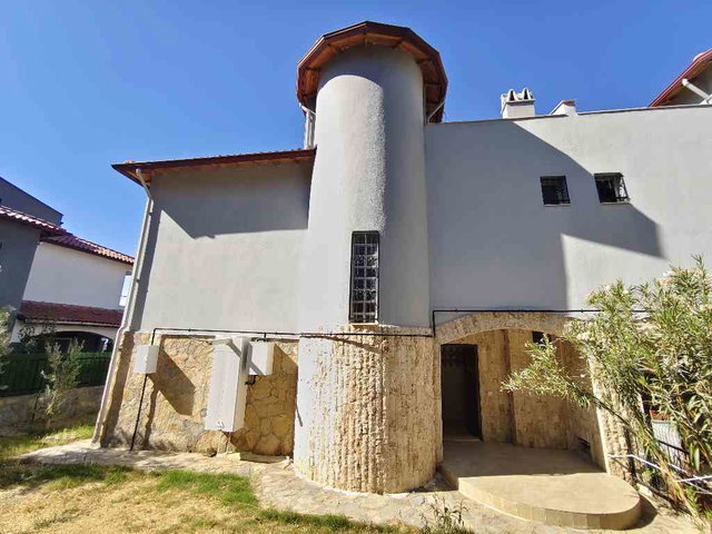 KUŞADASI’NDA SİTE İÇİNDE 4+1, 3 KATLI, 4 CEPHELİ KİRALIK VİLLA | BOŞ & EŞYASIZ