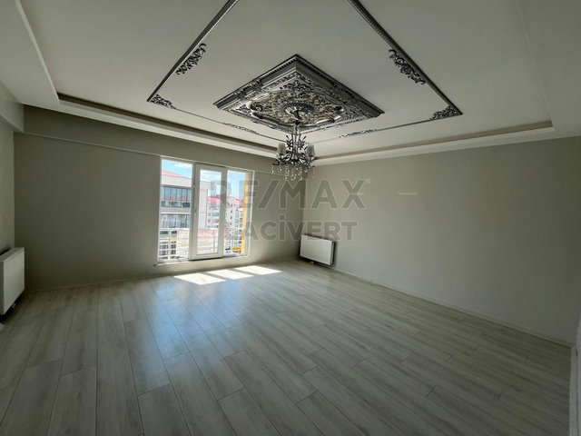 RE/MAX LACIVERT'TEN YILDIZKENT'TE SATILIK 4+1 DAIRE