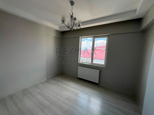 RE/MAX LACIVERT'TEN YILDIZKENT'TE SATILIK 4+1 DAIRE