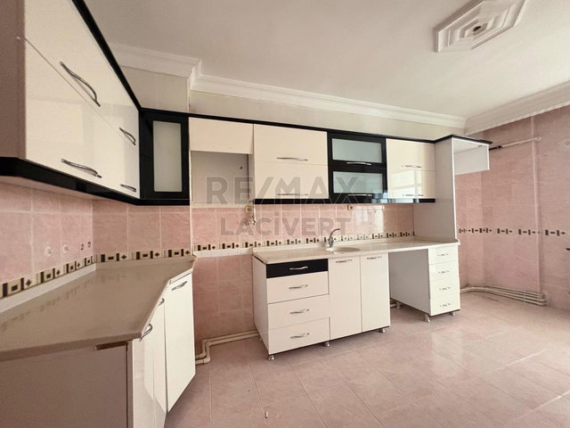 RE/MAX LACIVERT'TEN YILDIZKENT'TE SATILIK 4+1 DAIRE
