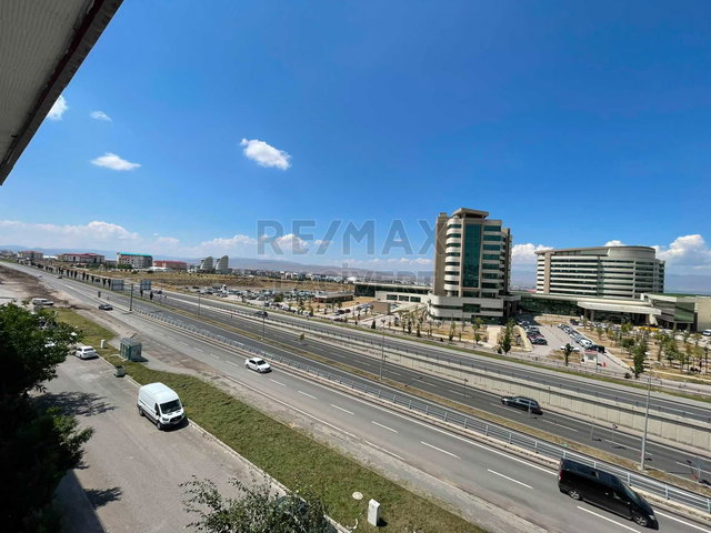 RE/MAX LACİVERTTEN YILDIZKENT'TE KİRALIK 3+1 DAİRE