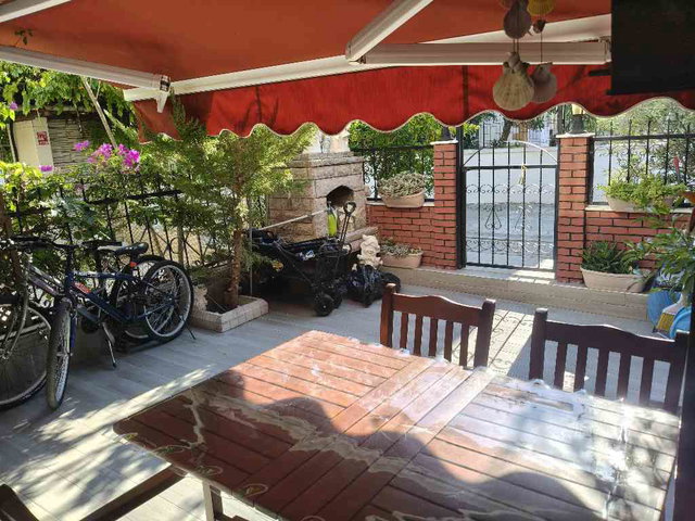 AYVALIK SARIMSAKLI'DA SİNPAŞ KONUTLARINDA ÇOK BAKIMLI DENİZE ÇOK YAKIN 2+1 TRİPLEX VİLLA