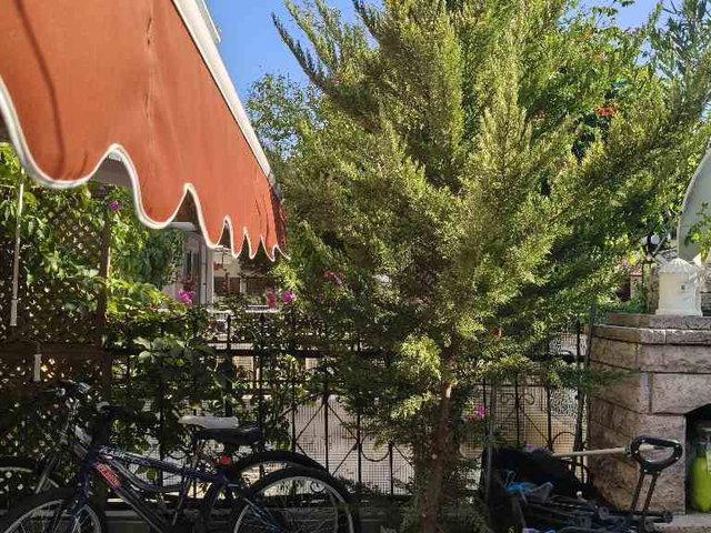 AYVALIK SARIMSAKLI'DA SİNPAŞ KONUTLARINDA ÇOK BAKIMLI DENİZE ÇOK YAKIN 2+1 TRİPLEX VİLLA