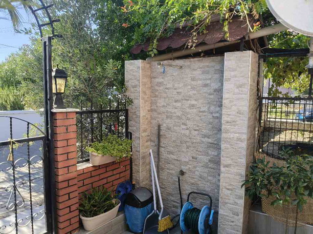 AYVALIK SARIMSAKLI'DA SİNPAŞ KONUTLARINDA ÇOK BAKIMLI DENİZE ÇOK YAKIN 2+1 TRİPLEX VİLLA