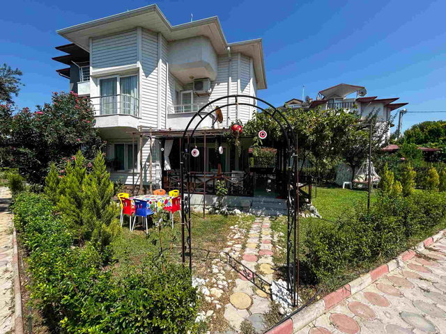 DENİZE SIFIR SİTE İÇERİSİNDE, HAVUZLU,  BAHÇELİ SATILIK TRİPLEKS VİLLA