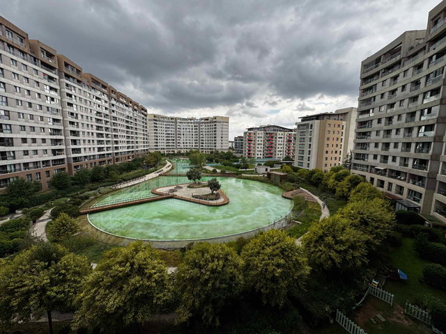 SİNPAŞ LİVA SATIŞ OFİSİ REMAX PROF SEZAİ T. SATILIK 2+1 GÖL MANZARALI