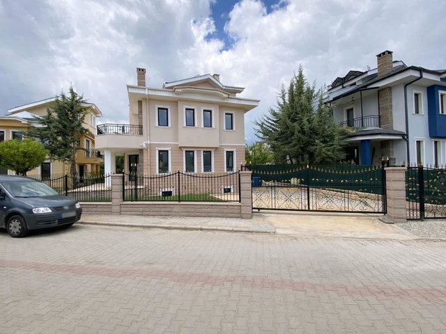 GÖLBAŞI TULUMTAŞ KOMKENT SİTESİNDE 5+2 SATILIK VİLLA