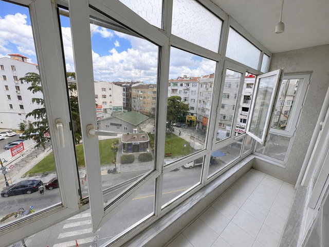 BAŞKOMUTAN CADDESI ÜZERINDE SATILIK 3+1 ARA KAT DAIRE