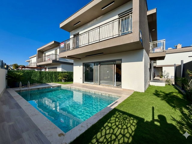 KUŞADASI SIERRA VILLLARINDA 4+1 ÖZEL HAVUZLU MÜSTAKI VILLA