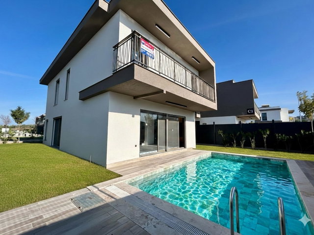KUŞADASI SIERRA VILLLARINDA 4+1 ÖZEL HAVUZLU MÜSTAKI VILLA