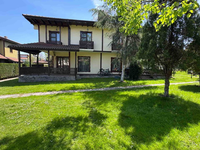 SAPANCA’DA SİTE İÇİNDE YILLIK KİRALIK VİLLA…