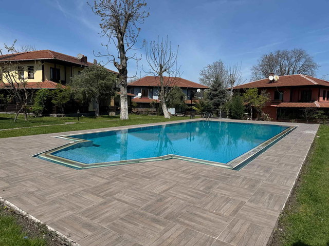 SAPANCA’DA SİTE İÇİNDE YILLIK KİRALIK VİLLA…