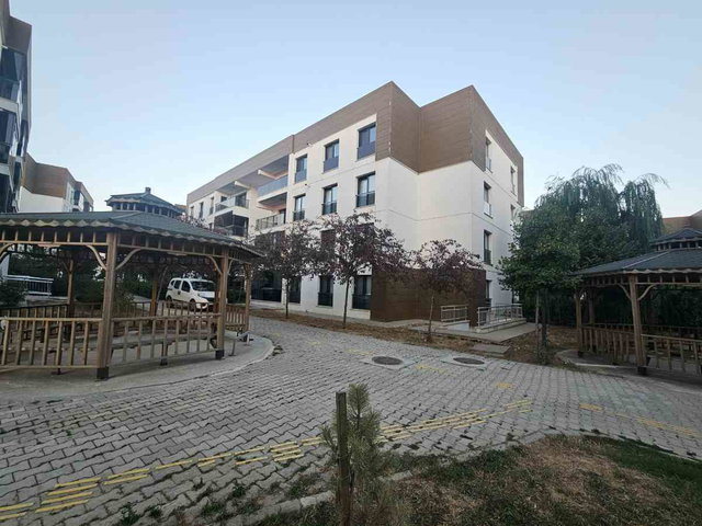 BAHÇEŞEHİR'DE KISA KATLI TOKİ KONUTLARINDA KİRALIK DAİRE