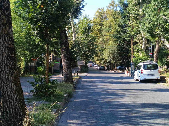 BAHÇEKÖY MERKEZ’DE BOŞ 3+1 ÇATI KATI | 140 M² BRÜT | BALKONLU | KOMBİLİ