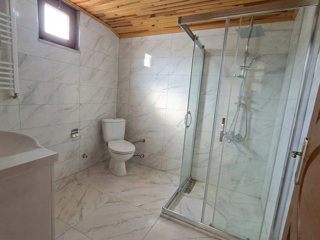 KANDIRA CEBECİ’DE PLAJA 200 M | 4+1 180 M² EŞYALI, ÇİFT CEPHELİ, BALKONLU TRIPLEX DAİRE