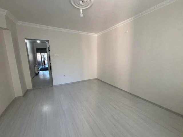 ÜSKÜDAR MERKEZİ KONUMDA TADİLATLI SATILIK 2+1 DAİRE