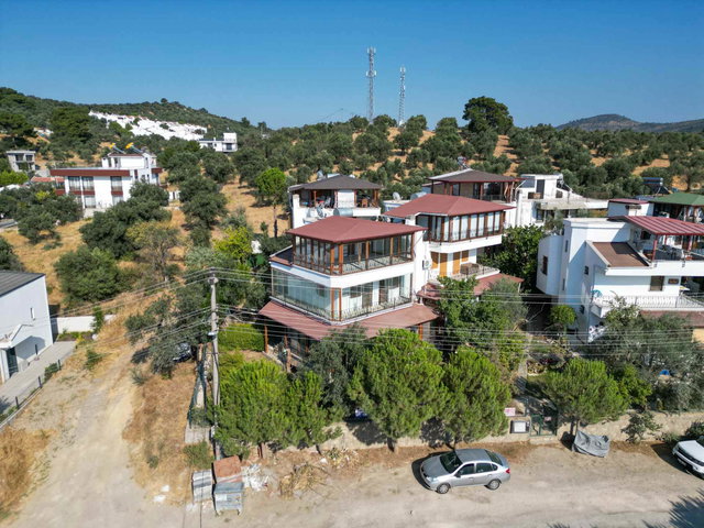 BURHANİYE PELİTKÖY’DE KIYI ŞERİDİ SİTESİNDE 3+1 SATILIK VİLLA