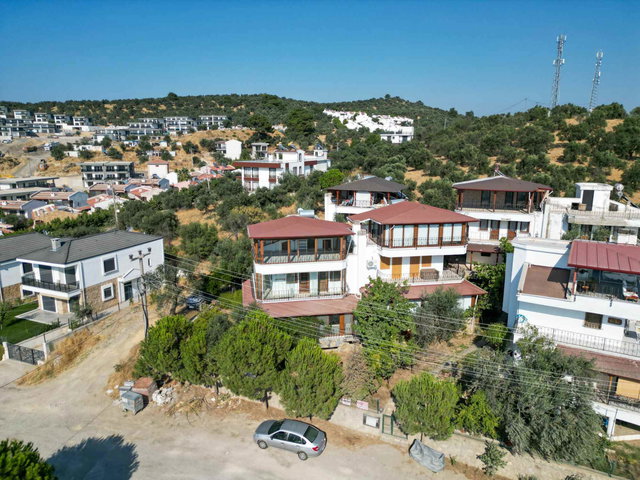 BURHANİYE PELİTKÖY’DE KIYI ŞERİDİ SİTESİNDE 3+1 SATILIK VİLLA