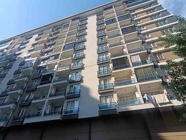 REMAXLAND'DEN TEPE ŞEHIR SITESI  SATILIK BALKONLU 1+1 DAIRE