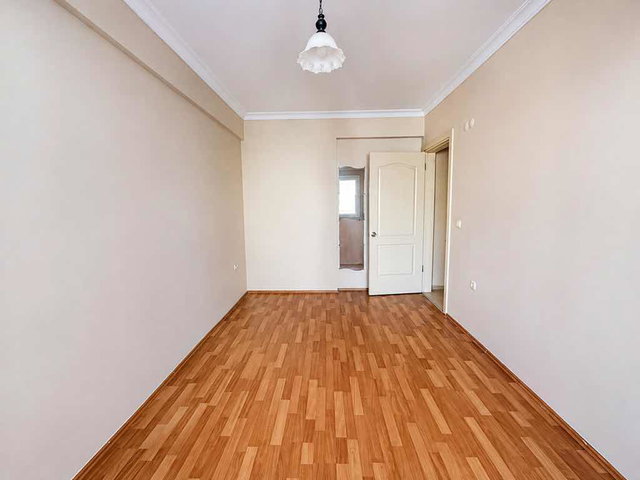 KUŞADASI SÖĞÜTLÜ İŞ MERKEZİ’NDE MERKEZİ KONUMDA ASANSÖRLÜ ARA KAT 2+1 DAİRE