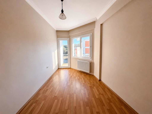 KUŞADASI SÖĞÜTLÜ İŞ MERKEZİ’NDE MERKEZİ KONUMDA ASANSÖRLÜ ARA KAT 2+1 DAİRE