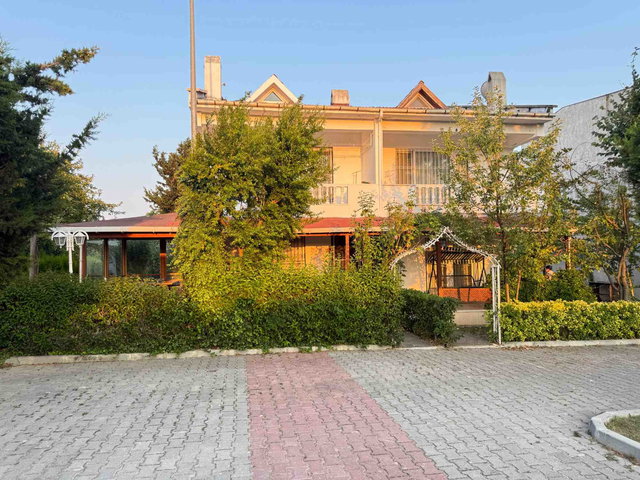 BÜYÜKÇEKMECE CELALIYE'DE SITE IÇI KIRALIK EŞYALI 4+1 TRIPLEKS VILLA