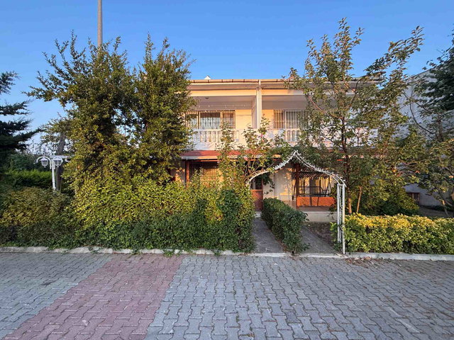 BÜYÜKÇEKMECE CELALIYE'DE SITE IÇI KIRALIK EŞYALI 4+1 TRIPLEKS VILLA