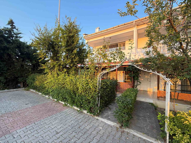 BÜYÜKÇEKMECE CELALIYE'DE SITE IÇI KIRALIK EŞYALI 4+1 TRIPLEKS VILLA