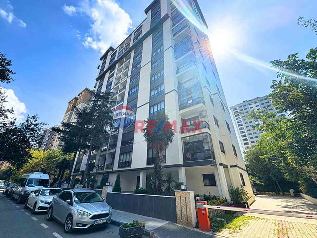 REMAX PLANET'TEN FENERYOLU'NDA SATILIK 3 CEPHELİ, KÖŞE DAİRE