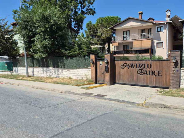 HAVUZLU BAHÇE SITESINDE EŞYALI 2+1 DAIRE
