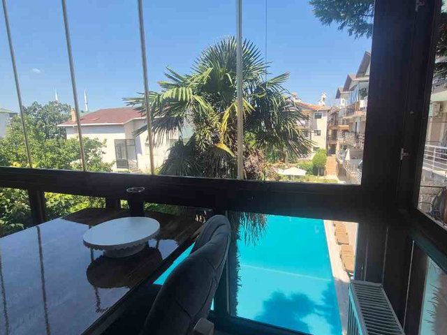 HAVUZLU BAHÇE SITESINDE EŞYALI 2+1 DAIRE