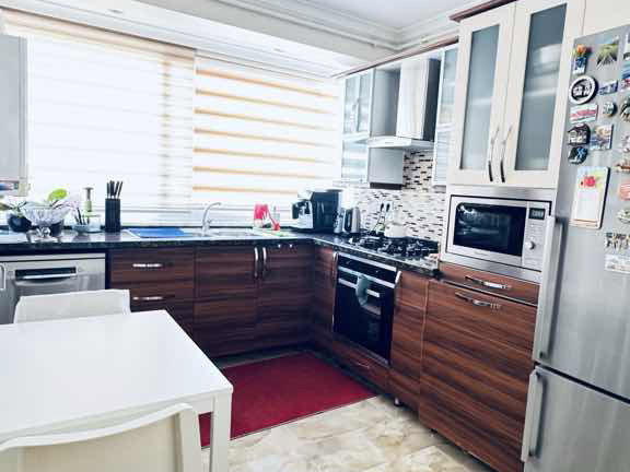 KOZYATAĞI SAHRAYICED MERKEZI LOKASYONDA BAKIMLI 3+1 SATILIK
