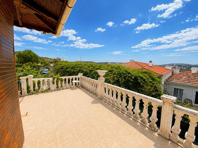 ÇEŞME FAHRETTİN PAŞA MAHALLESİ’NDE BAHÇELİ, OTOPARKLI VE ARTEZYENLİ 1+1 KİRALIK DAİRE