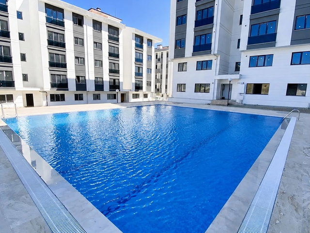 RE/MAX DIA'DAN ŞEHIT MURAT DEMIR MAHALLESI'NDE HAVUZLU SITEDE 1+1 SATILIK DAIRE