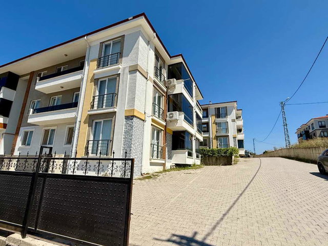 REMAX DESIGN FERİZLİ İSTİKLAL'DE MERKEZİ KONUMDA 2+1 DAİRE