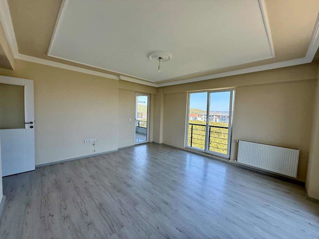 REMAX DESIGN FERİZLİ İSTİKLAL'DE MERKEZİ KONUMDA 2+1 DAİRE