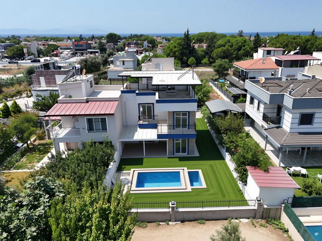 ÖZKENT SITESI YENI YAPIM DENIZE YAKIN ÖZEL HAVUZLU 3+1 VILLA