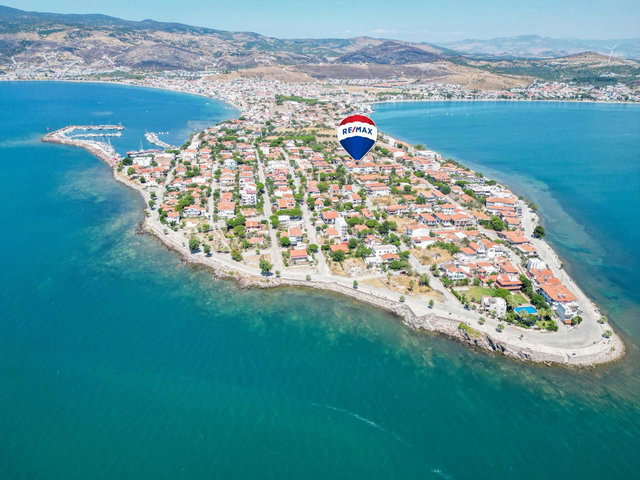 ÇANDARLI ADA MAHALLESİNDE DENİZE 170 METRE 3 TARAFI DENİZLE ÇEVRİLİ AYRI MUTFAKLI 2+1 ARAKAT DAİRE