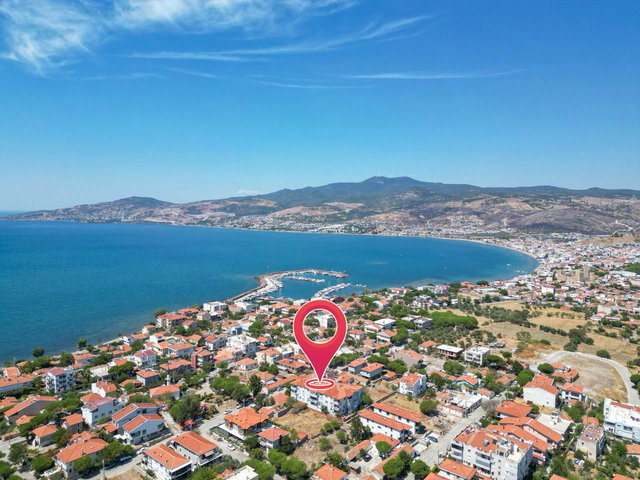 ÇANDARLI ADA MAHALLESİNDE DENİZE 170 METRE 3 TARAFI DENİZLE ÇEVRİLİ AYRI MUTFAKLI 2+1 ARAKAT DAİRE