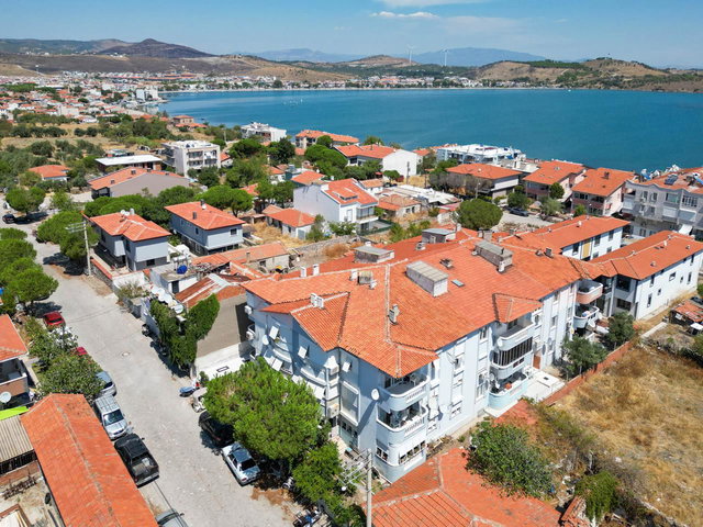 ÇANDARLI ADA MAHALLESİNDE DENİZE 170 METRE 3 TARAFI DENİZLE ÇEVRİLİ AYRI MUTFAKLI 2+1 ARAKAT DAİRE